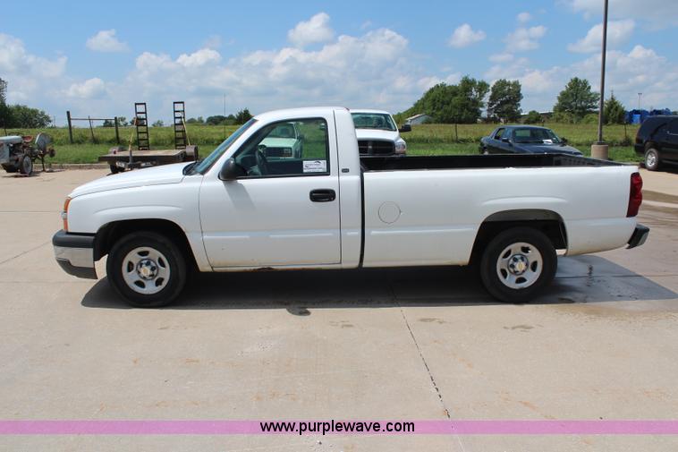 image for item J1009 2004 Chevrolet Silverado 1500 pickup truck