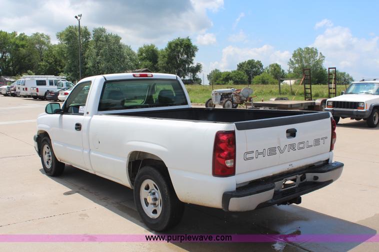 image for item J1009 2004 Chevrolet Silverado 1500 pickup truck