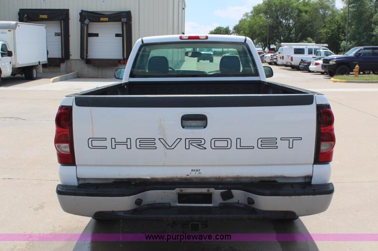image for item J1009 2004 Chevrolet Silverado 1500 pickup truck