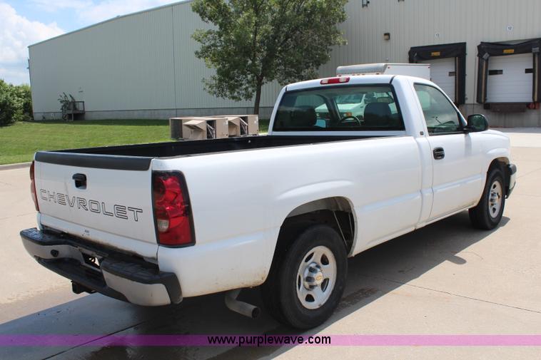 image for item J1009 2004 Chevrolet Silverado 1500 pickup truck