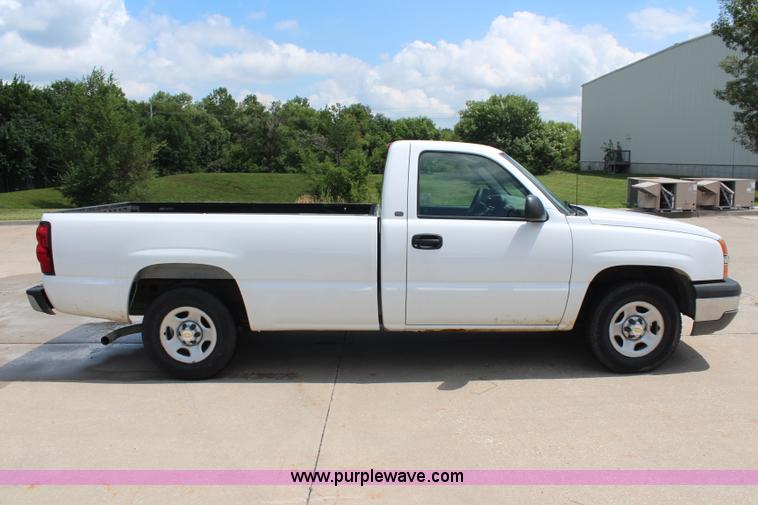 image for item J1009 2004 Chevrolet Silverado 1500 pickup truck