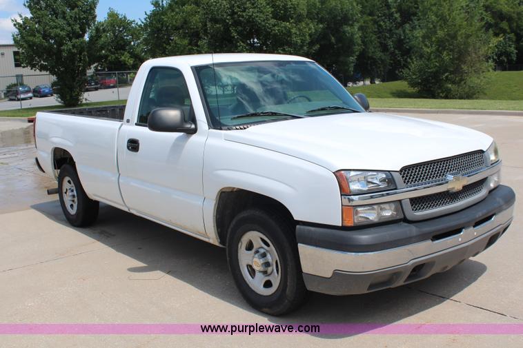 image for item J1009 2004 Chevrolet Silverado 1500 pickup truck
