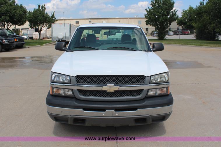image for item J1009 2004 Chevrolet Silverado 1500 pickup truck