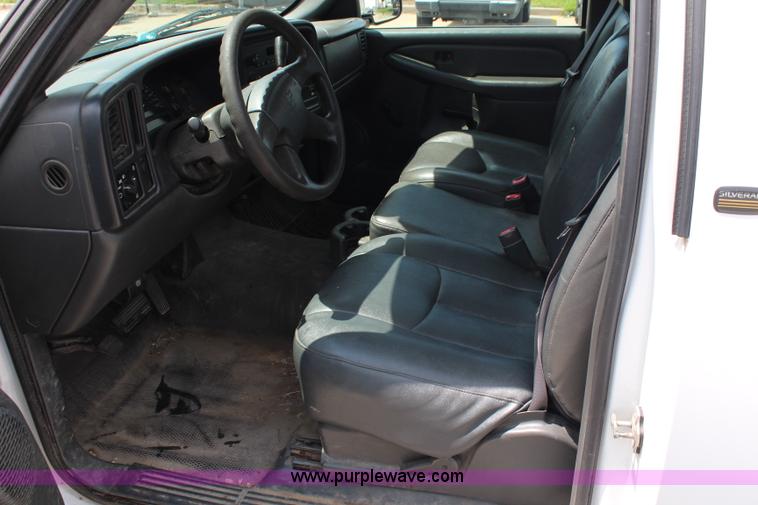 image for item J1009 2004 Chevrolet Silverado 1500 pickup truck