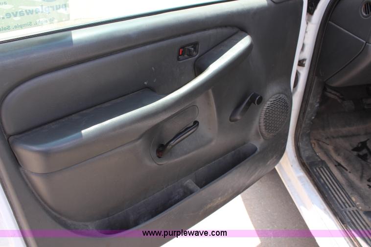 image for item J1009 2004 Chevrolet Silverado 1500 pickup truck