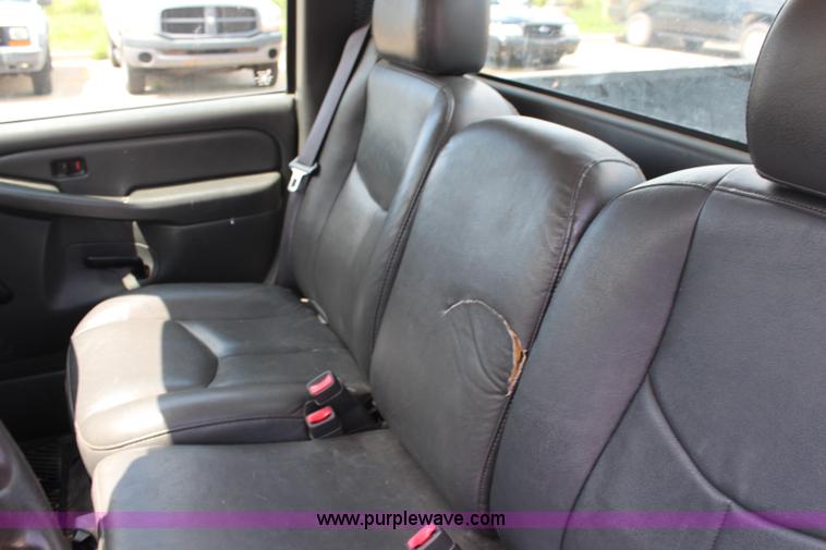 image for item J1009 2004 Chevrolet Silverado 1500 pickup truck