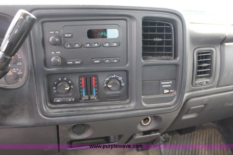 image for item J1009 2004 Chevrolet Silverado 1500 pickup truck