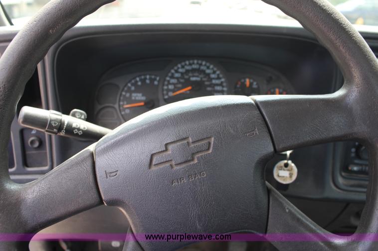 image for item J1009 2004 Chevrolet Silverado 1500 pickup truck