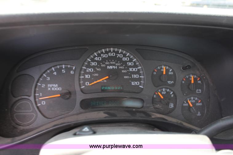 image for item J1009 2004 Chevrolet Silverado 1500 pickup truck