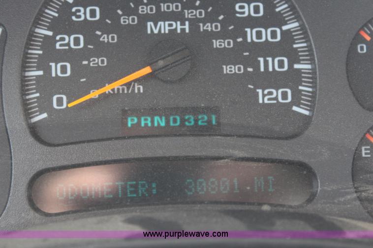 image for item J1009 2004 Chevrolet Silverado 1500 pickup truck