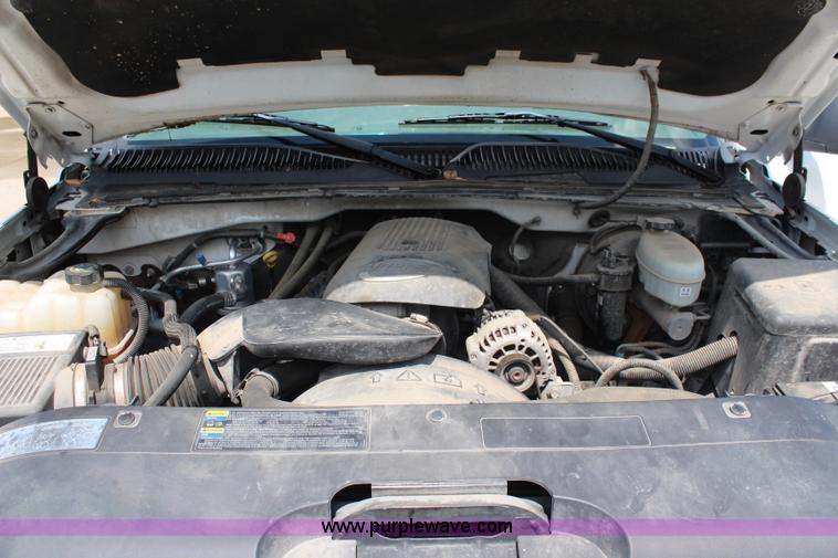 image for item J1009 2004 Chevrolet Silverado 1500 pickup truck