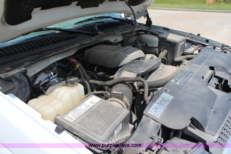 image for item J1009 2004 Chevrolet Silverado 1500 pickup truck