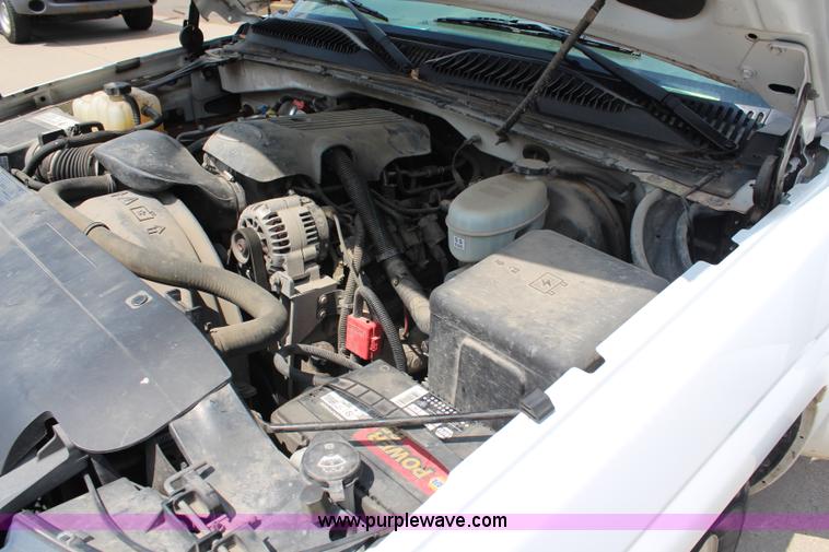 image for item J1009 2004 Chevrolet Silverado 1500 pickup truck