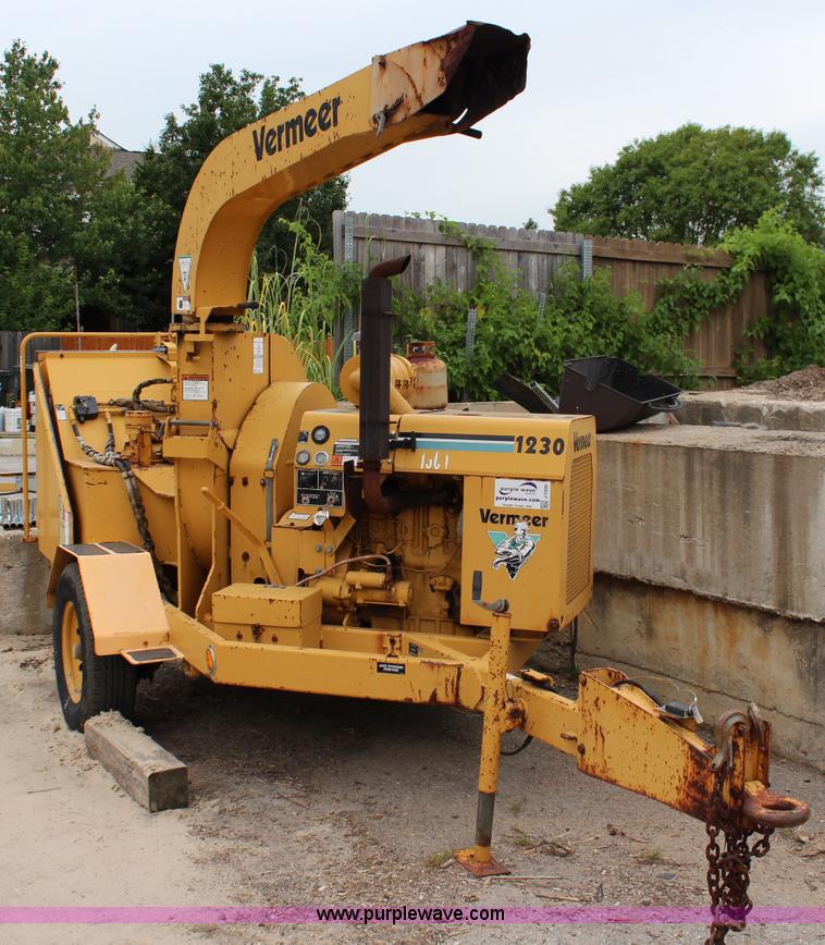 image for item J1030 1995 Vermeer 1230 wood chipper