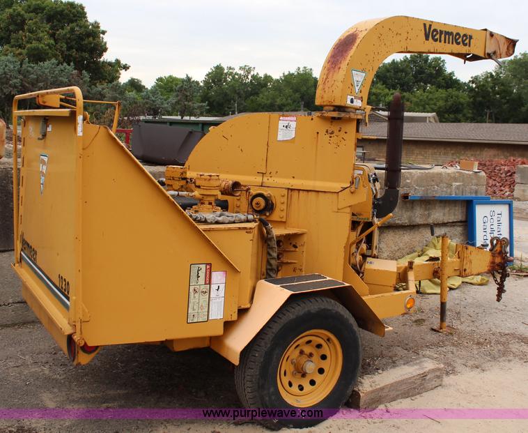 image for item J1030 1995 Vermeer 1230 wood chipper