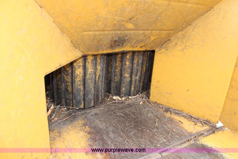 image for item J1030 1995 Vermeer 1230 wood chipper