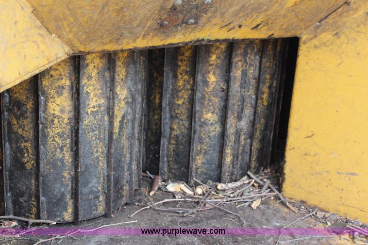 image for item J1030 1995 Vermeer 1230 wood chipper