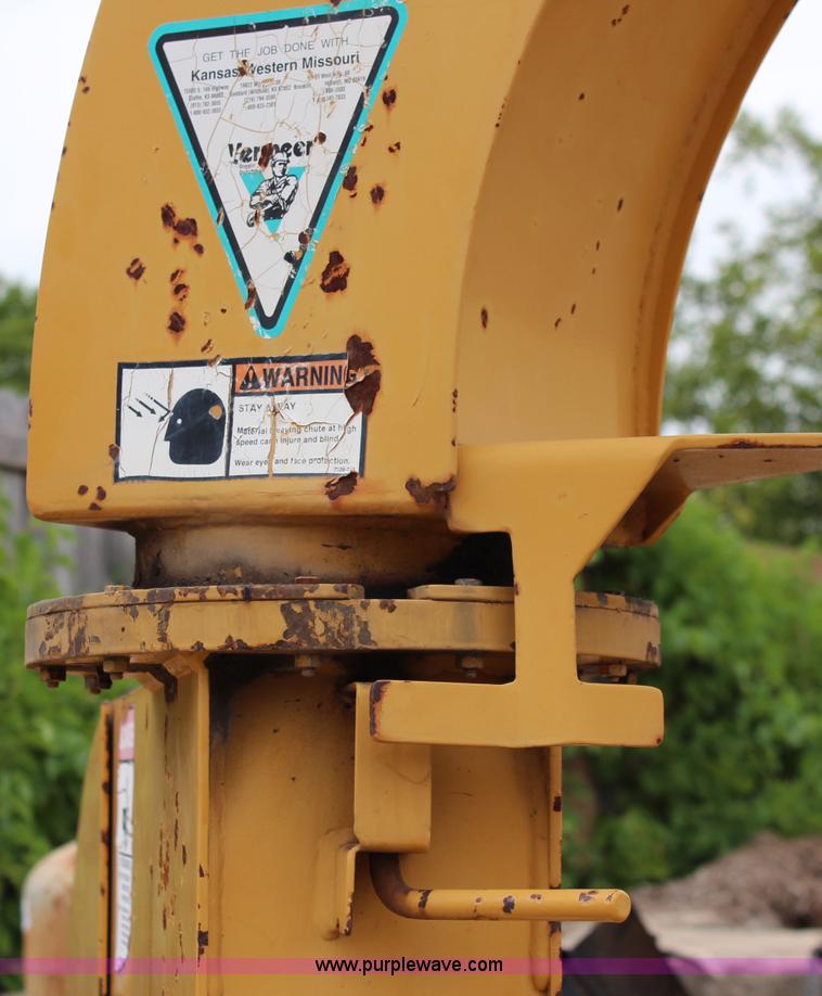 image for item J1030 1995 Vermeer 1230 wood chipper