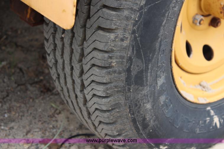 image for item J1030 1995 Vermeer 1230 wood chipper