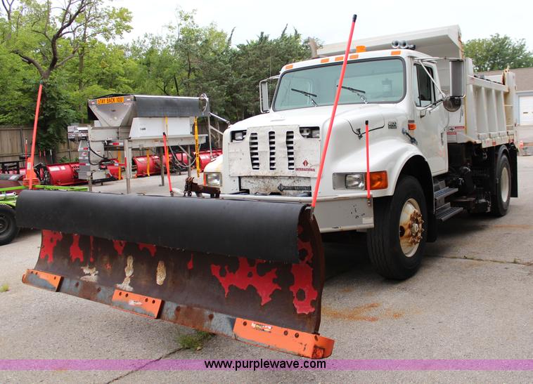 image for item J1031 2000 International 4900 dump truck