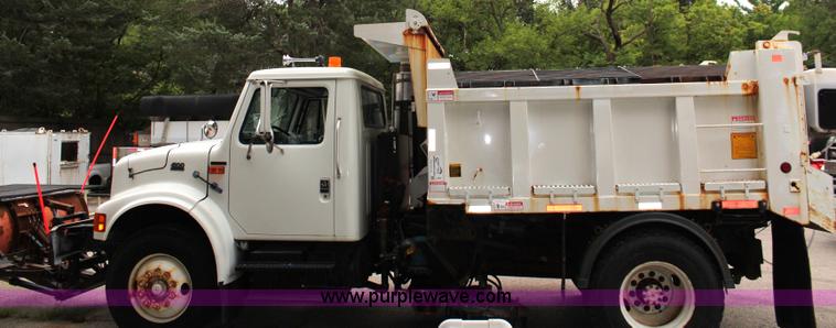 image for item J1031 2000 International 4900 dump truck