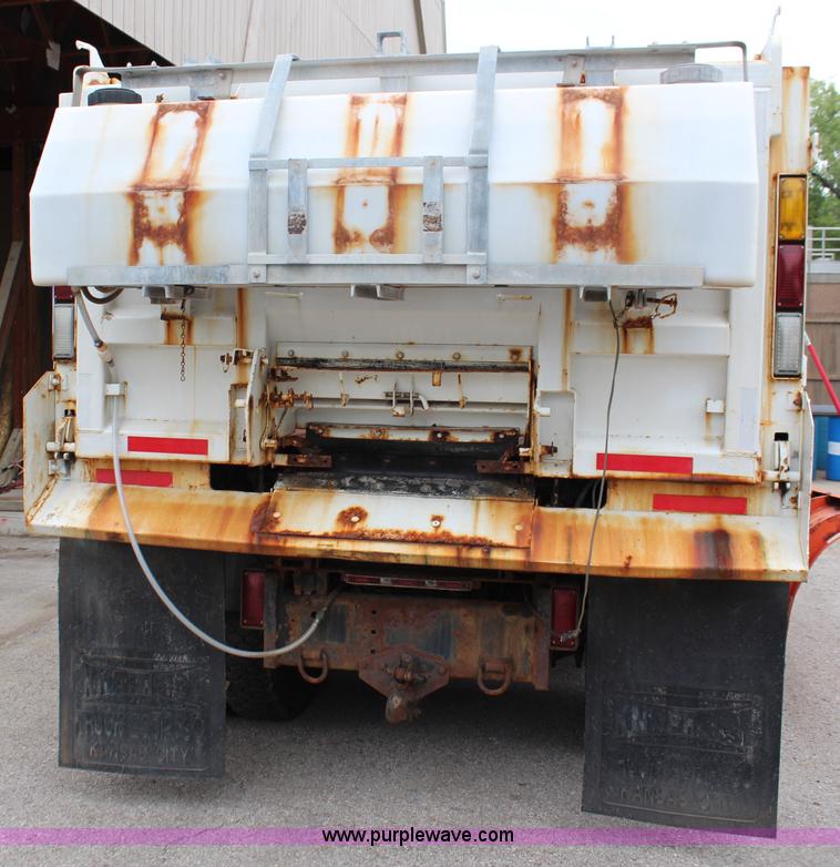 image for item J1031 2000 International 4900 dump truck