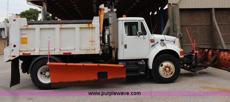 image for item J1031 2000 International 4900 dump truck