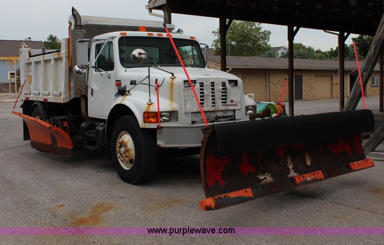 image for item J1031 2000 International 4900 dump truck