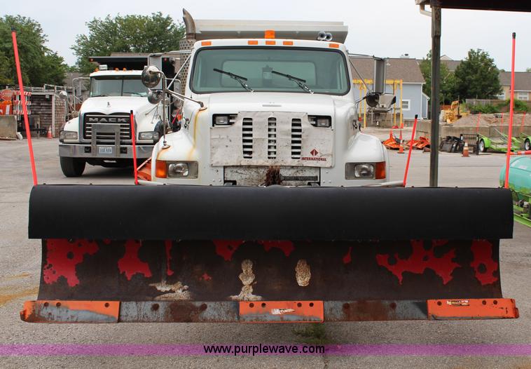 image for item J1031 2000 International 4900 dump truck