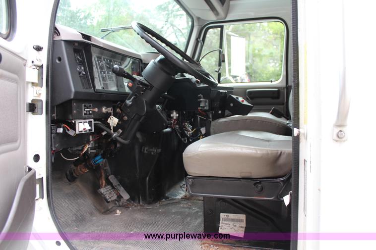 image for item J1031 2000 International 4900 dump truck