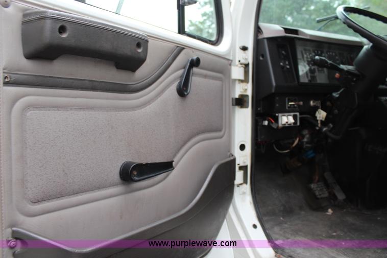 image for item J1031 2000 International 4900 dump truck