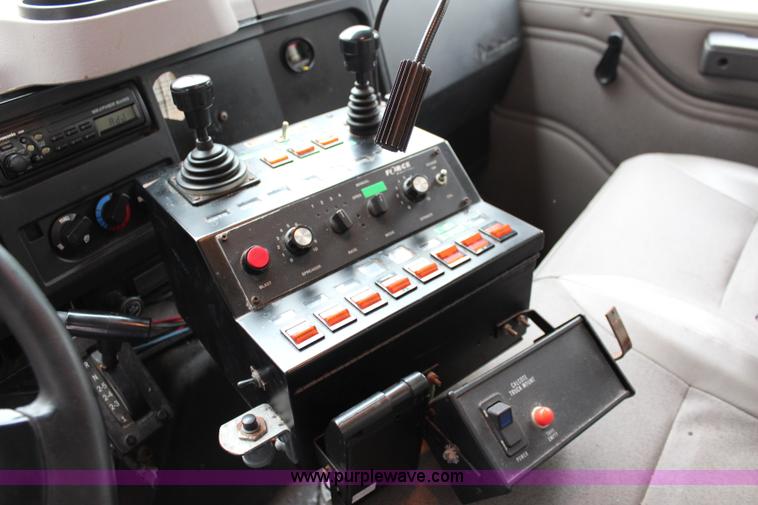 image for item J1031 2000 International 4900 dump truck