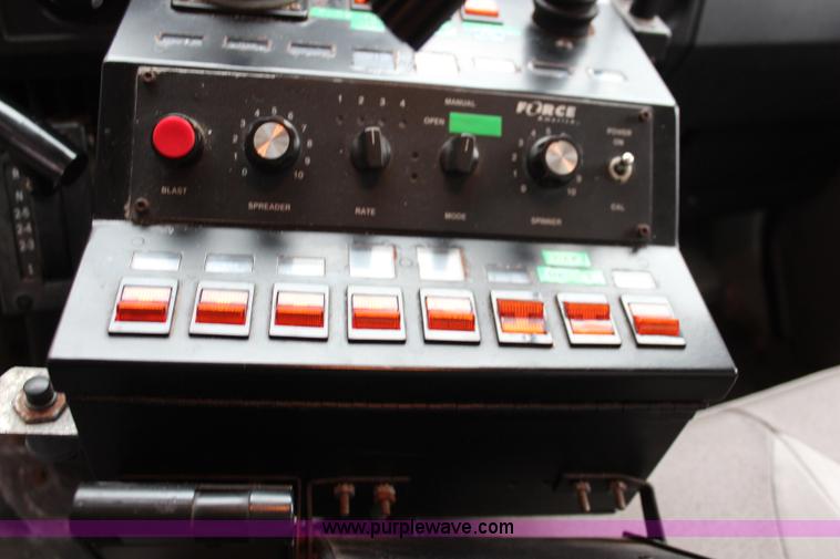 image for item J1031 2000 International 4900 dump truck