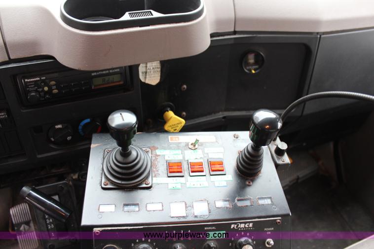 image for item J1031 2000 International 4900 dump truck