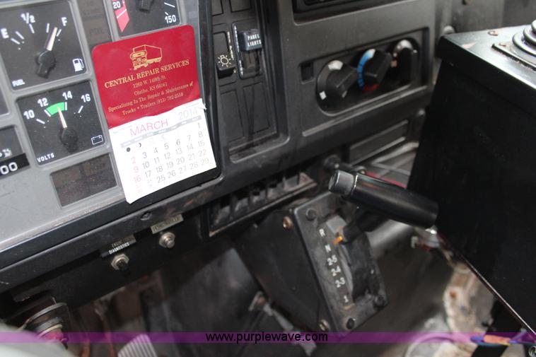 image for item J1031 2000 International 4900 dump truck