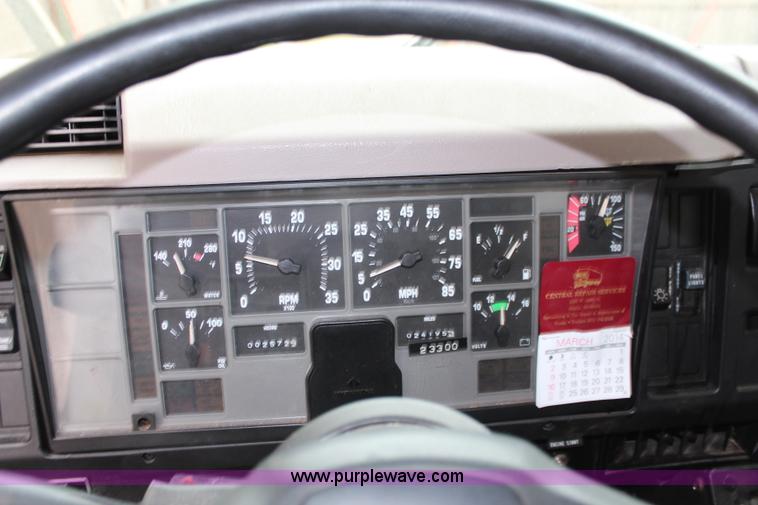 image for item J1031 2000 International 4900 dump truck