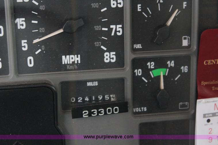 image for item J1031 2000 International 4900 dump truck