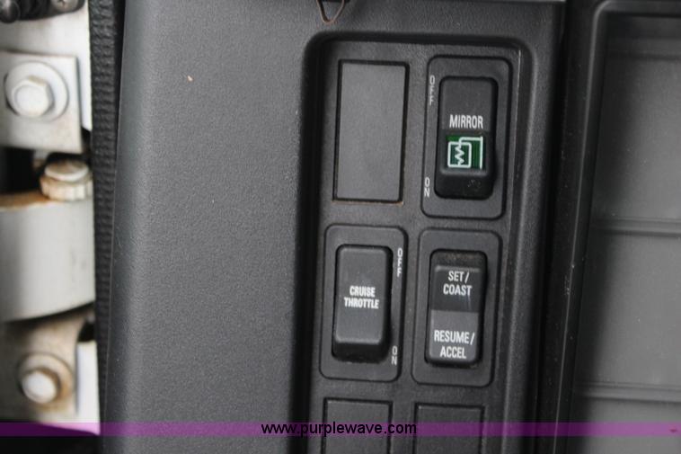 image for item J1031 2000 International 4900 dump truck