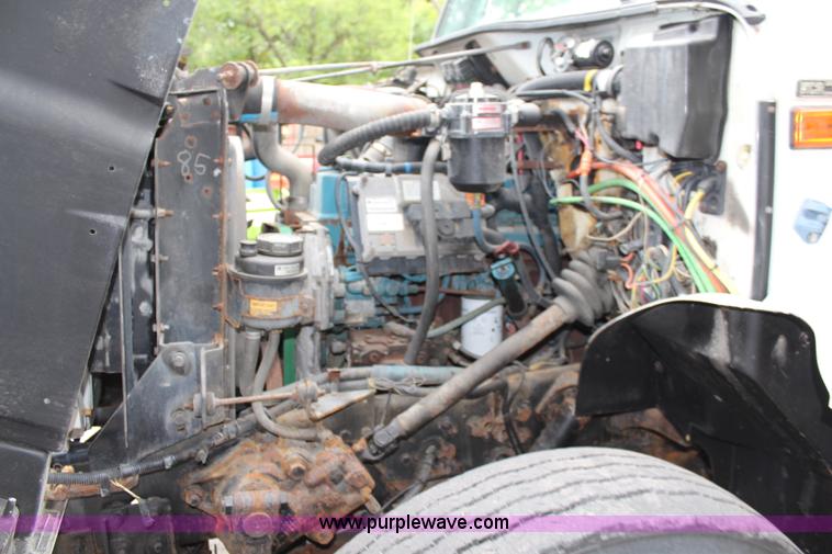 image for item J1031 2000 International 4900 dump truck