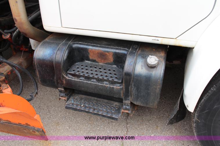 image for item J1031 2000 International 4900 dump truck