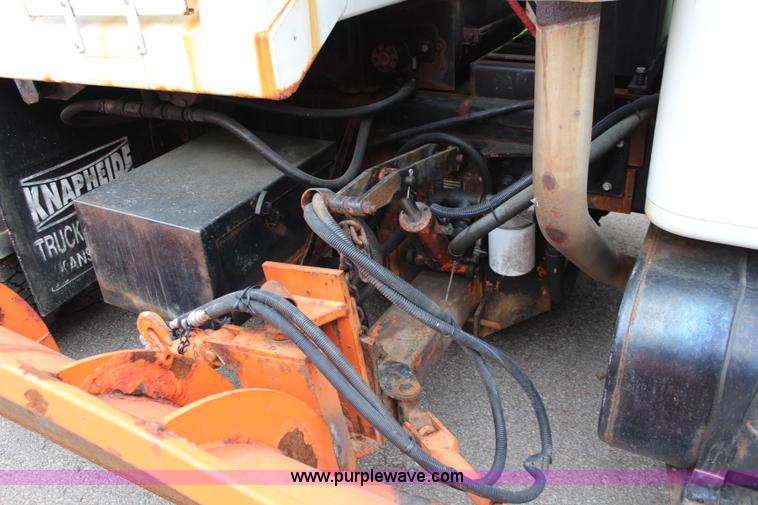 image for item J1031 2000 International 4900 dump truck