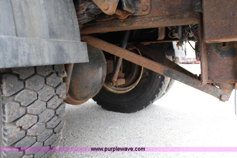 image for item J1031 2000 International 4900 dump truck