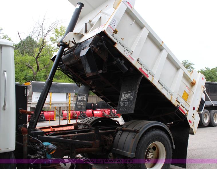 image for item J1031 2000 International 4900 dump truck