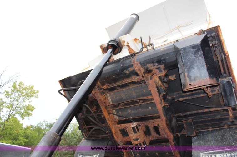 image for item J1031 2000 International 4900 dump truck