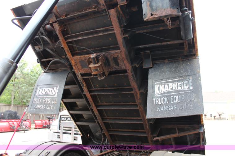 image for item J1031 2000 International 4900 dump truck