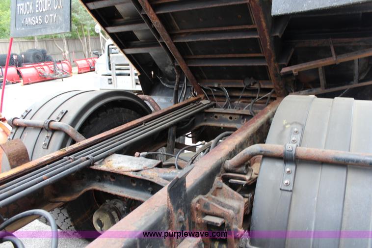 image for item J1031 2000 International 4900 dump truck