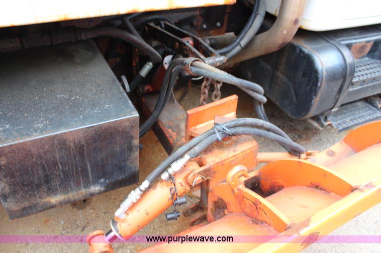 image for item J1031 2000 International 4900 dump truck