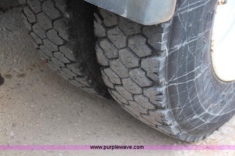 image for item J1031 2000 International 4900 dump truck