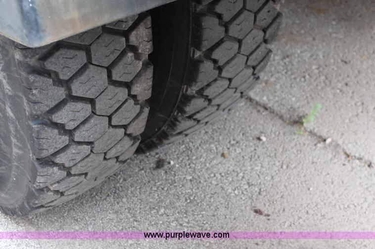 image for item J1031 2000 International 4900 dump truck