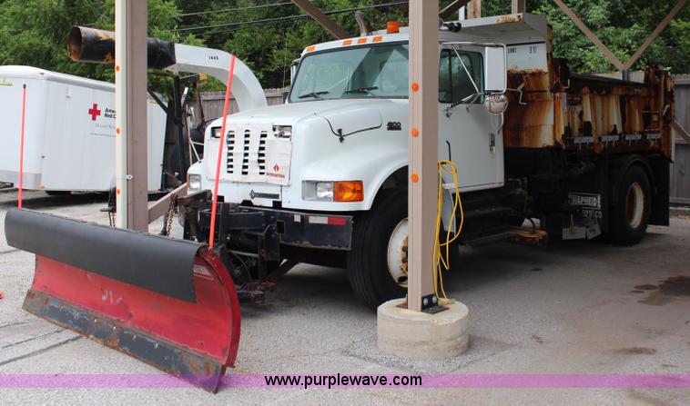image for item J1033 2001 International 4900 dump truck